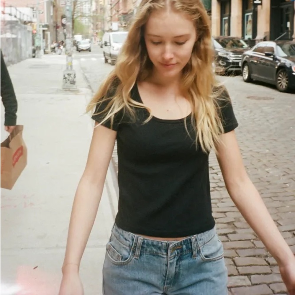 BRANDY MELVILLE WALLACE TOP - NWT - BLACK CROP TEE SHIRT